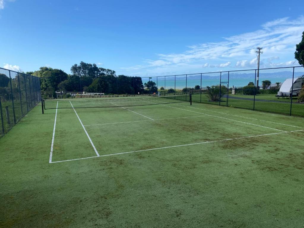 Rainbow Rose Pods, Orere Point