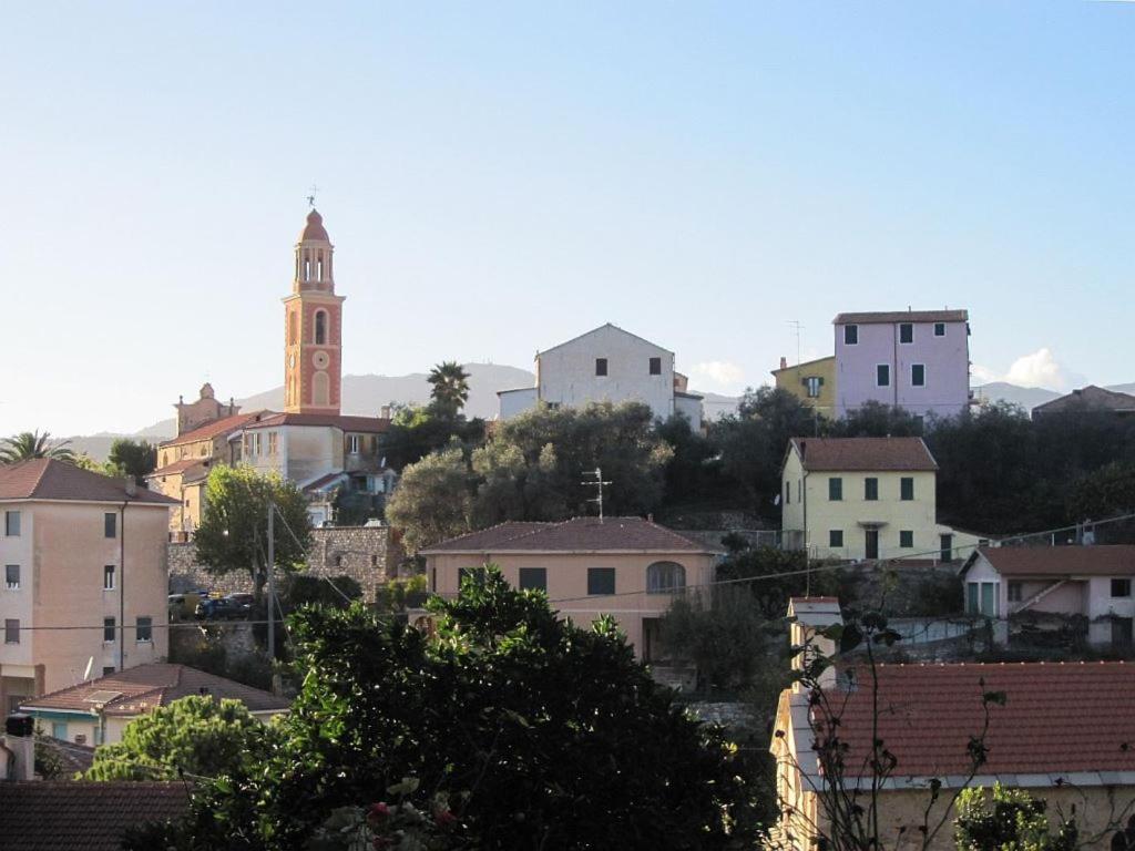 Ligurisches Rustico, umgeben von Olivenhainen am Dorfrand - 2