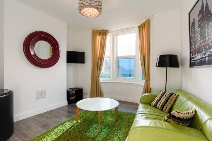 Funky Easton flat with parking, Bristol