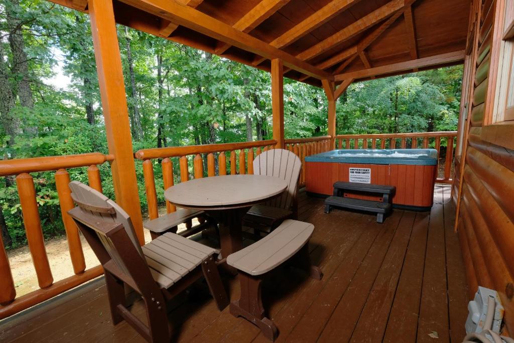 Arcade game, hot tub, spacious beautiful log cabin! Gatlinburg log cabin!, Gatlinburg