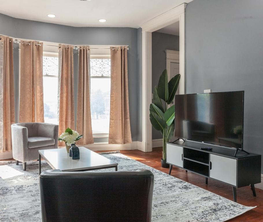 Private 3bd Kingbdpooltablebillstvniagrafall, Buffalo