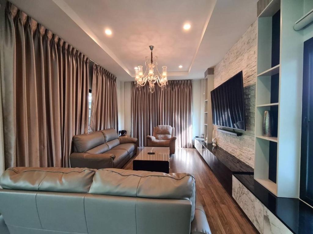 Shared lounge/TV area