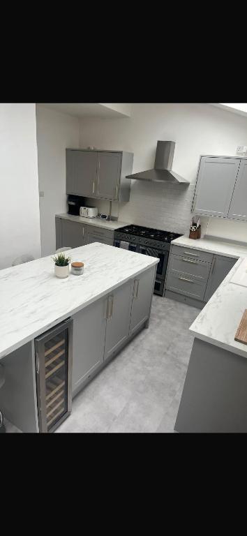 Stylish Home Away From Home! 6 Minutes from Beach!, Wirral