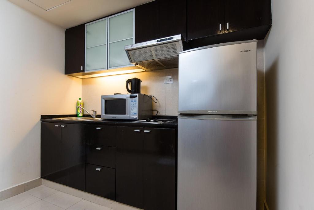Kitchen, New Town Suites in Kuala Lumpur