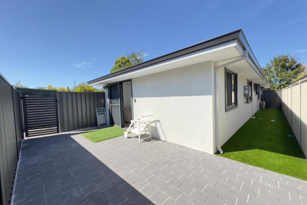 B2 Airport Adjacent Home - New Amenities & Fast Wi-Fi, Perth