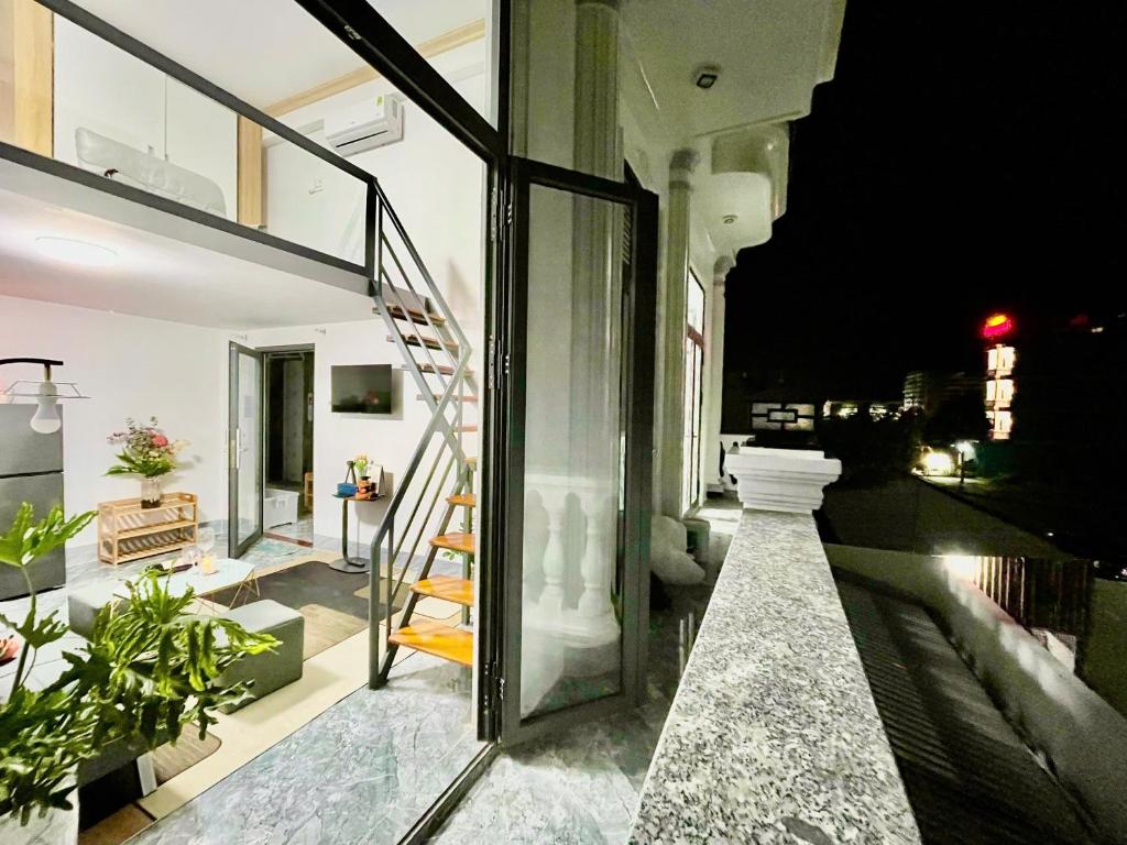 Modern Studio w Balcony and Kitchen