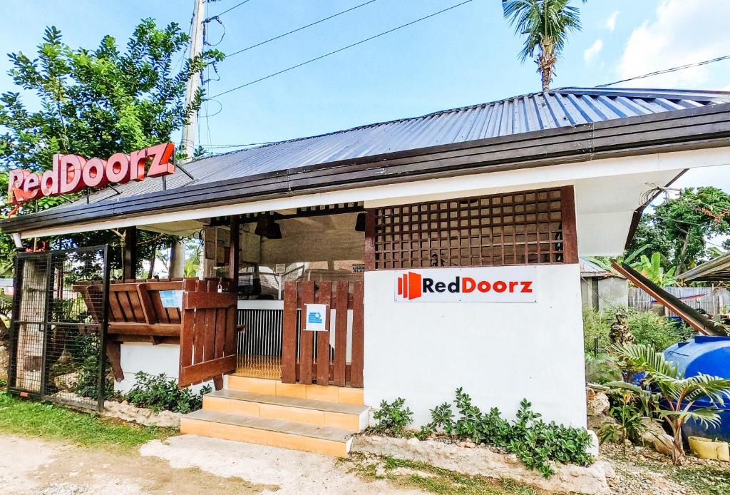 レッドドアーズ ＠ ガイアズ アパートメント パングラオ (RedDoorz @ Gaeas Apartment Panglao) 外観