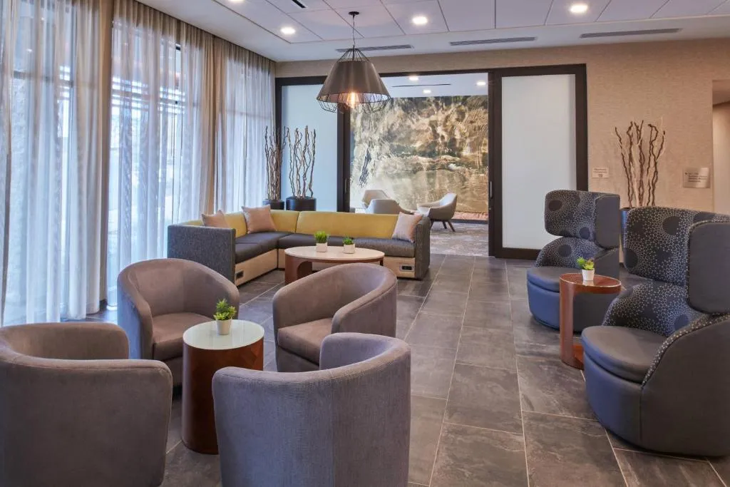 Courtyard by Marriott Petoskey at Victories Square，位于佩托斯基的酒店