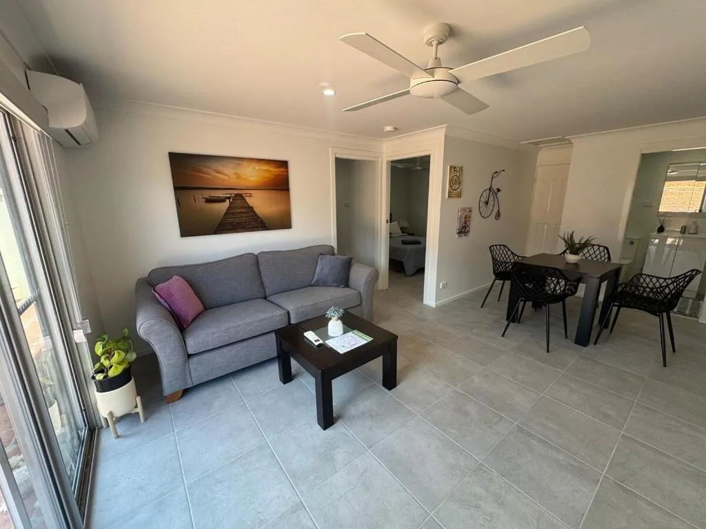 A newly renovated home and only 2 minutes to Highway - modern and handy, hotel in Raymond Terrace