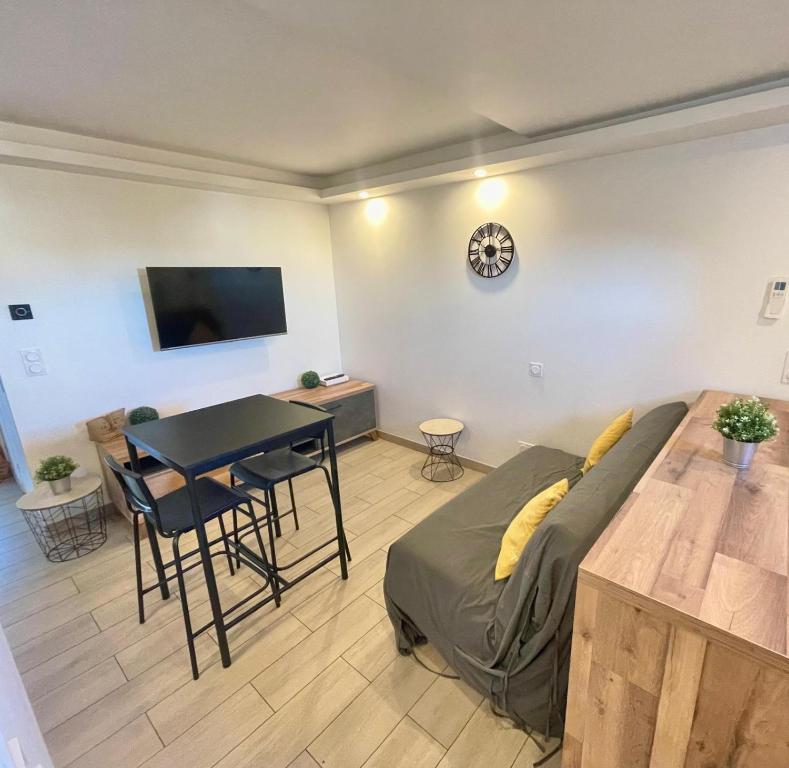 T2 moderne avec piscine, tennis et garage - 4