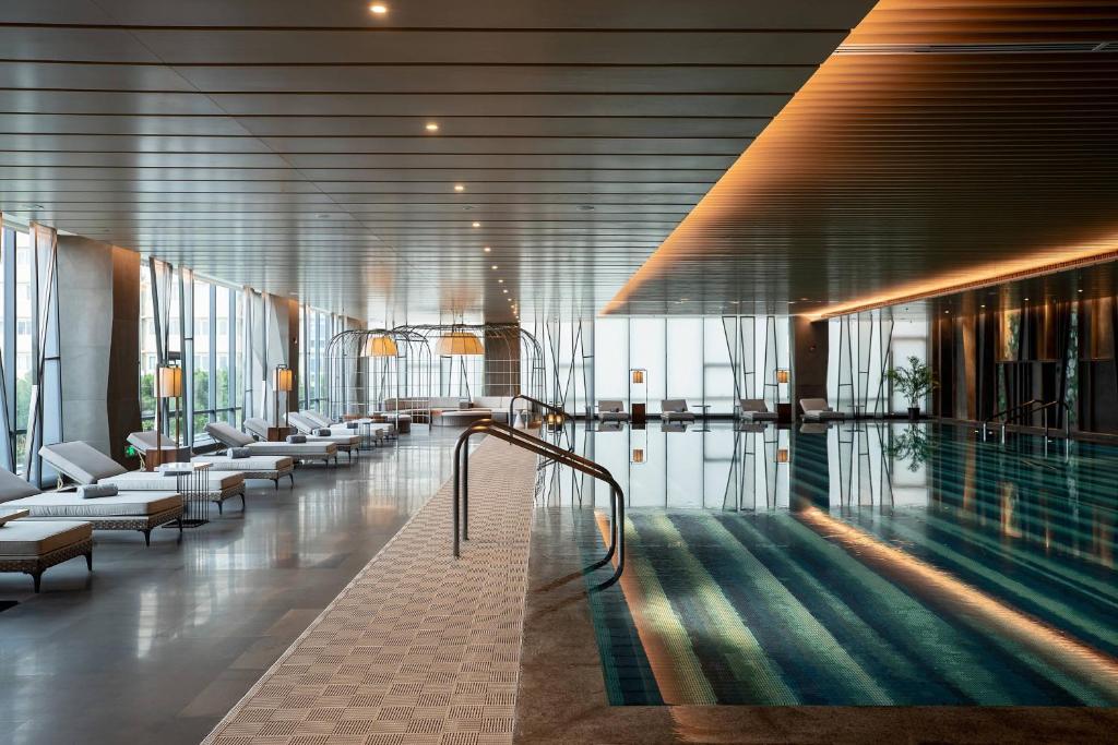 Swimming pool, Renaissance Xi'an Hotel in Xian
