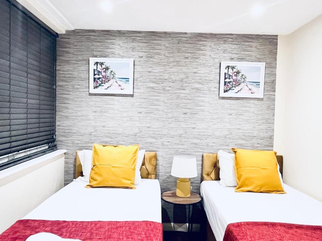 4-Bedroom Canterbury Home close to Cathedral with Parking, Canterbury