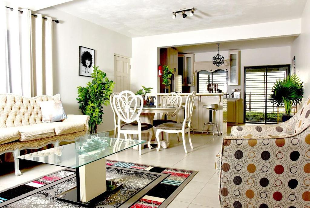 Landing Strip - East Wing Beach House, Black River