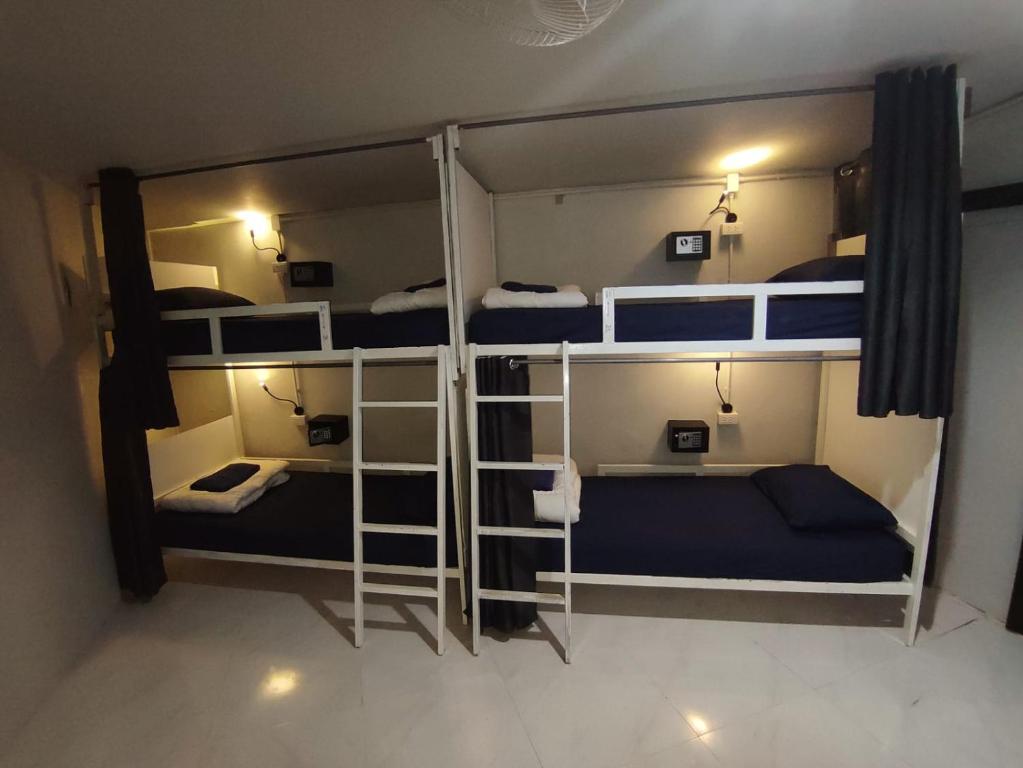 Babyshark Hostel - Loh Dalum Bay, Phi Phi Don