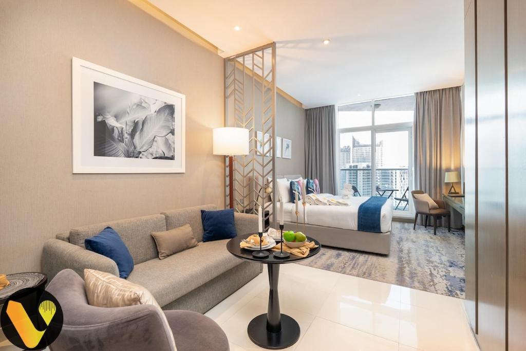 Vogue DAMAC Maison Prive - Stunning 17th Floor Balcony & Pool with Canal Views Prime Business Bay Location, Near Downtown & Burj Khalifa, Dubaj