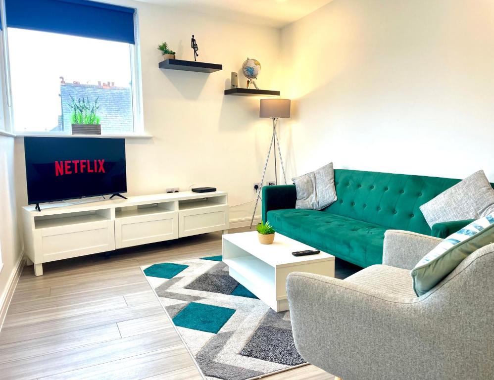 Central Leigh, on the Broadway, private gated parking, balcony, Southend-on-Sea