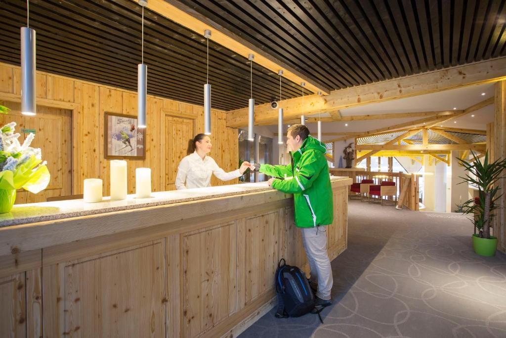 check-in/-out express