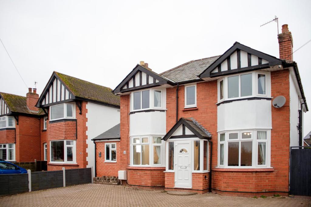6 BR 3 Bath Spacious Tudor House & Free Parking, Powick