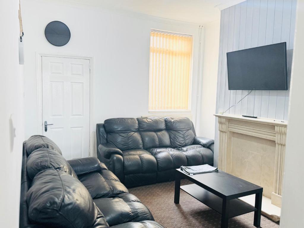 Stoke-on-Trent - House - Sleeps 7 - City Centre, Stoke-on-Trent