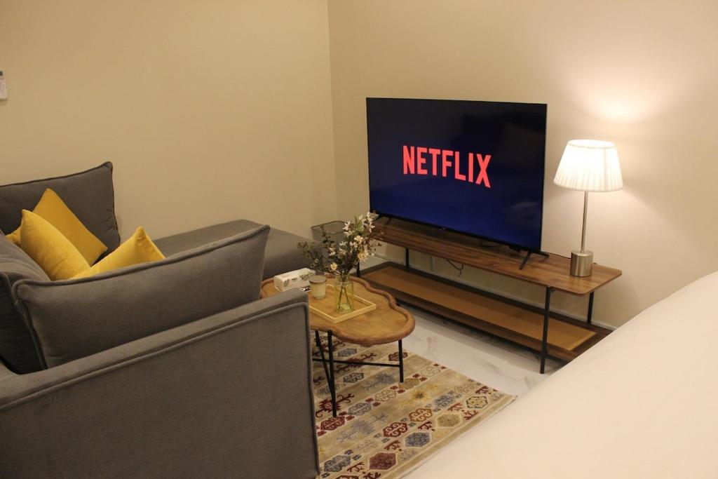 Modern Self - Entry Studio 28, Rijád