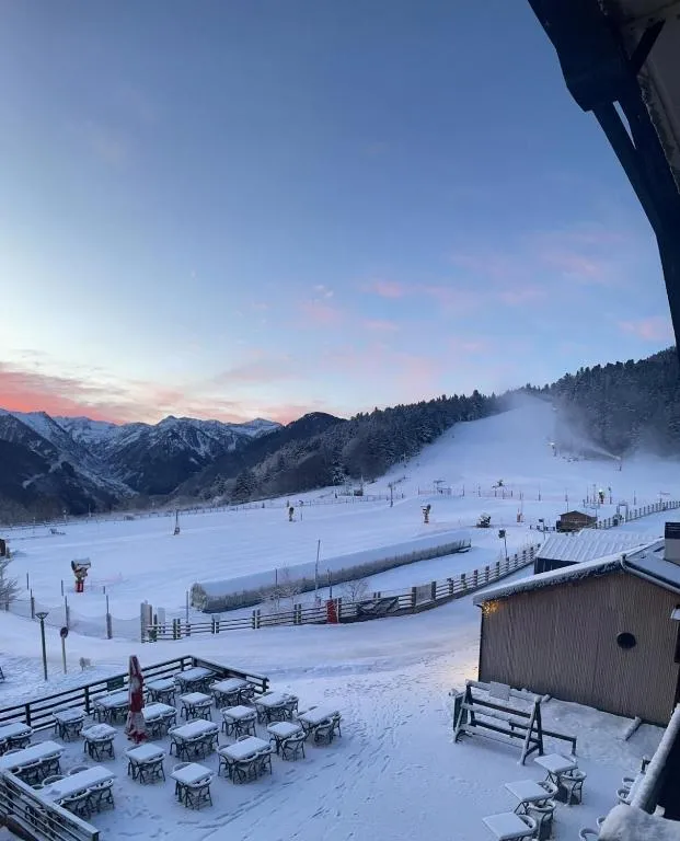 Appartement vue sur les Pyrénées 4pers aux pieds des pistes, hotel in Ax-les-Thermes