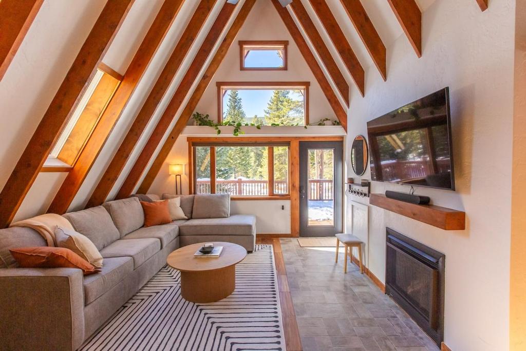 Modern A Frame in Breck with Spa, Sauna, Views, Breckenridge