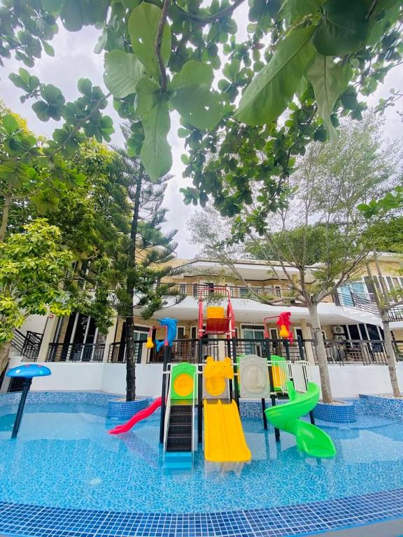 Swimming pool
