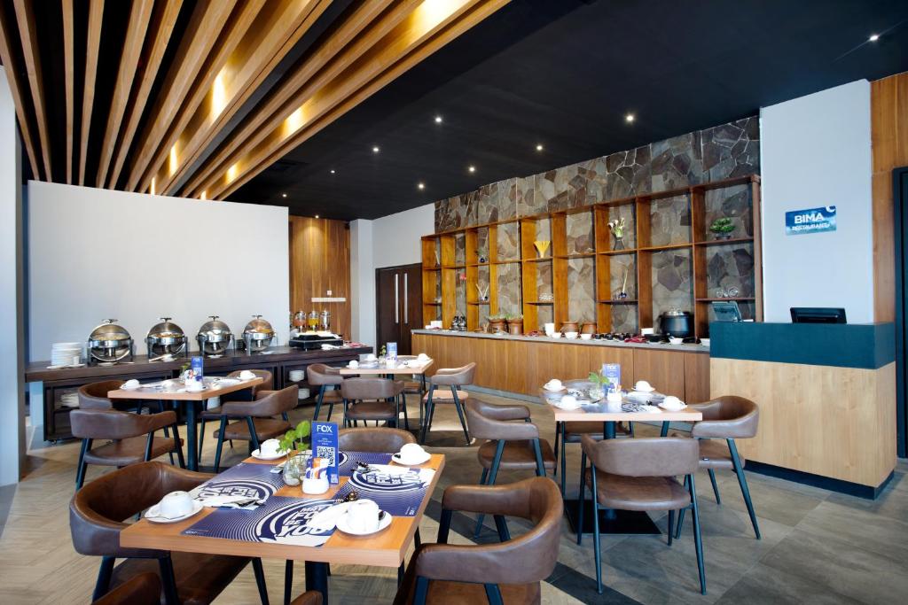Restaurant, FOX Lite Hotel Cikarang in Cikarang