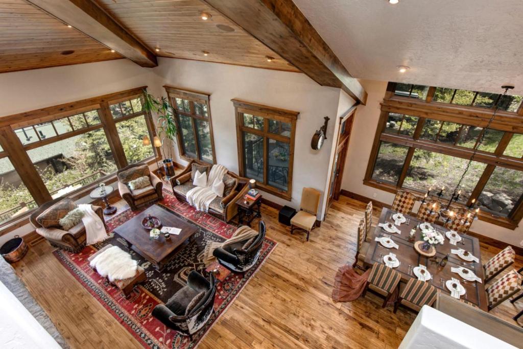 KBM Resorts 5Bdr with Pool Table Wood Burning fireplace 2 Family Rooms PLO-6599, Park City