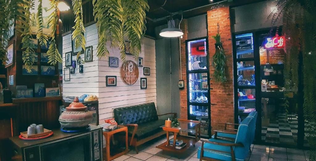 Shared lounge/TV area