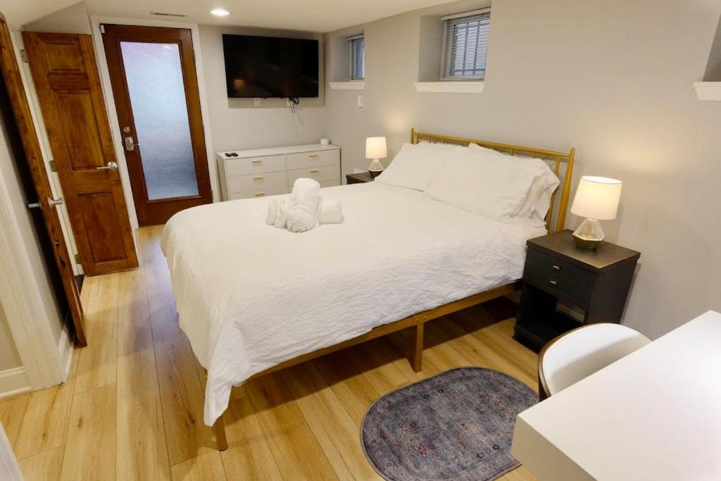 DC Beckons Darling Apt Sleeps 4, Washington