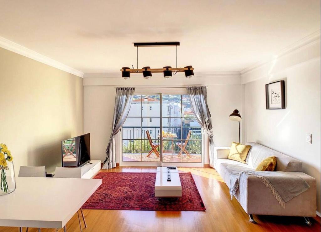 VeBella Abegoaria, Caniço