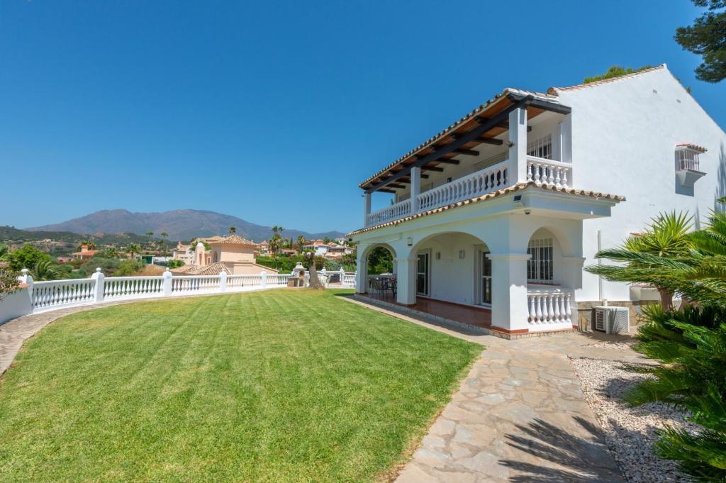 Villa Holivista Elegant 4-Bedroom Spanish Villa in Estepona - 4