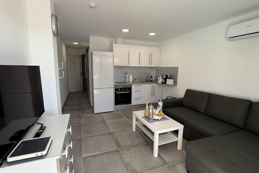 Apartamentos Danubio, Modernes Apartment mit Poolblick und seitlichem Meerblick, Wohnzimmer und 1 Schlafzimmer, 4 Etage, im Herzen von Playa del Inglés, Gran Canaria - 3