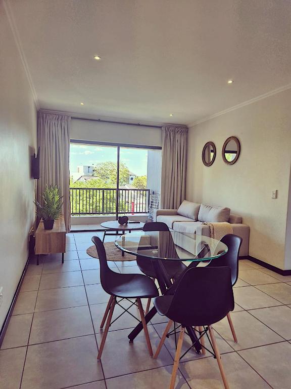 Bright & Airy Lonehill Apartment, Sandton