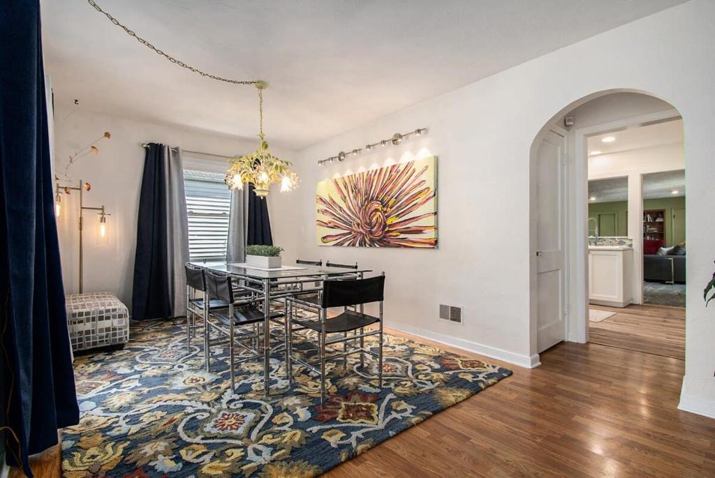 Bright & Stylish 4BR Spot - Close to Downtown Fun, Omaha