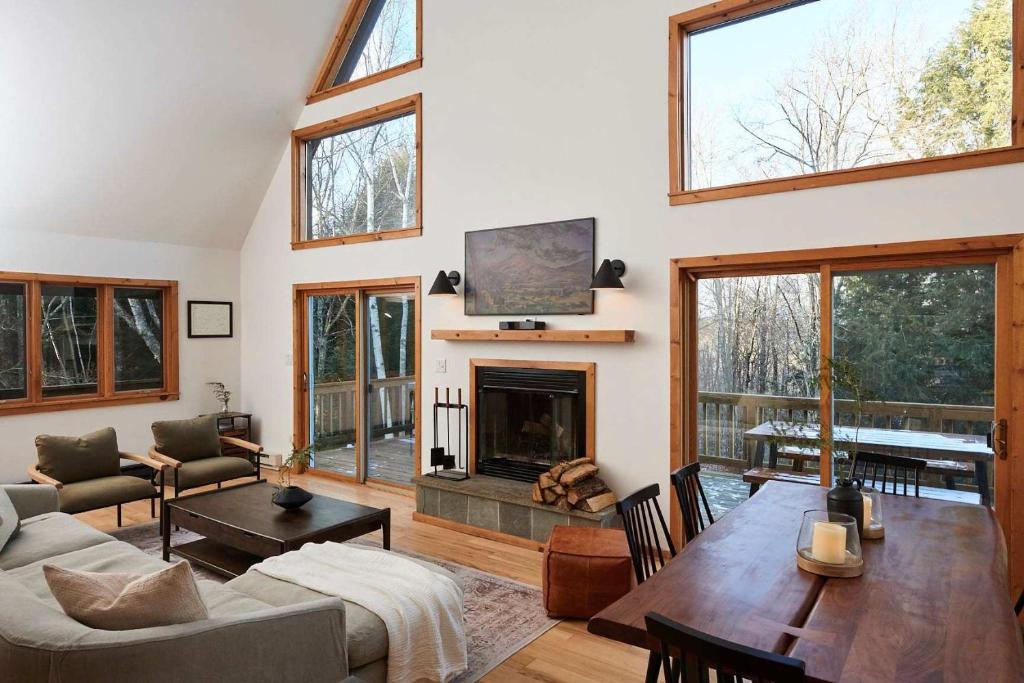 Private Chalet with Fire Pit Deck and Large Yard, Roscoe