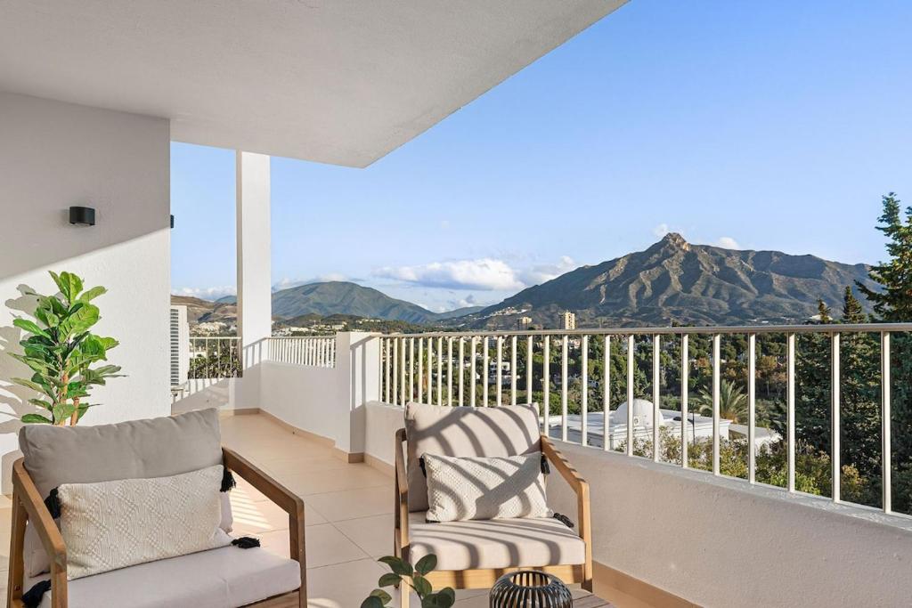 MARBELLA HOME RENTALS - Puerto Banus, 3BR Apartment, sea & mountain views - 3