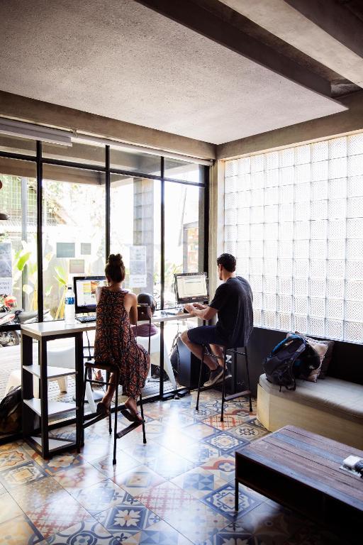 Shared lounge/TV area, M Boutique Hostel in Bali