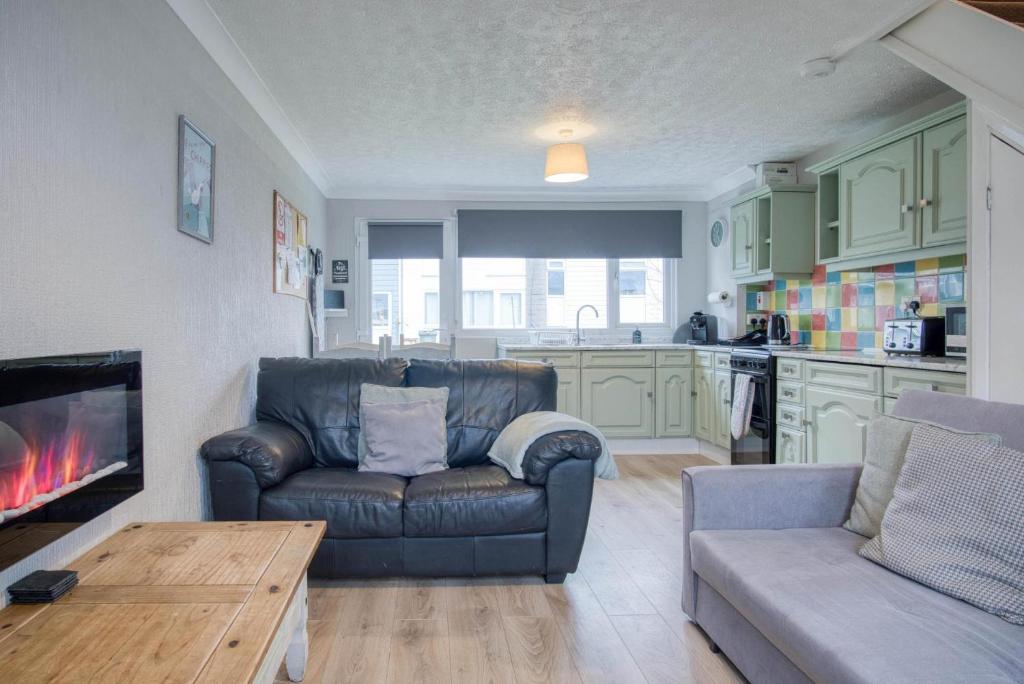 Swanbrook - 2 Bedroom Chalet- Freshwater East, Hodgeston