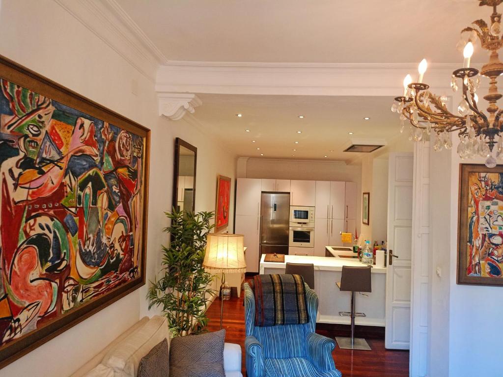 Small stylish room with comfortable queen-size bed in very large, beautifully decorated shared flat in the historic centre of Malaga - 2