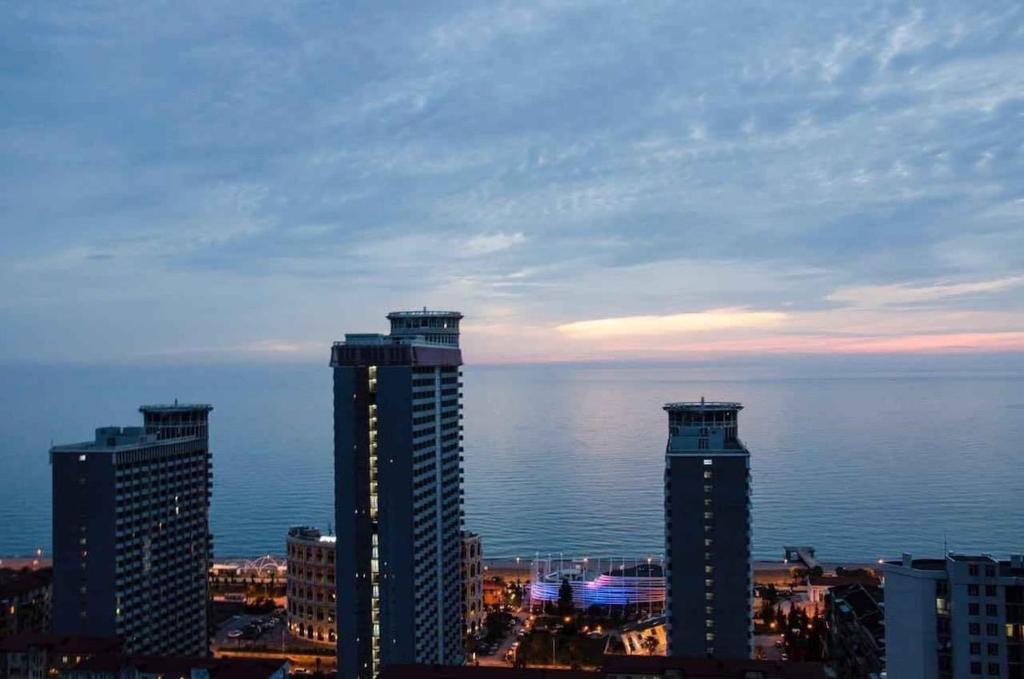 Modern apartment with Sea and Mountain Views, Batumi
