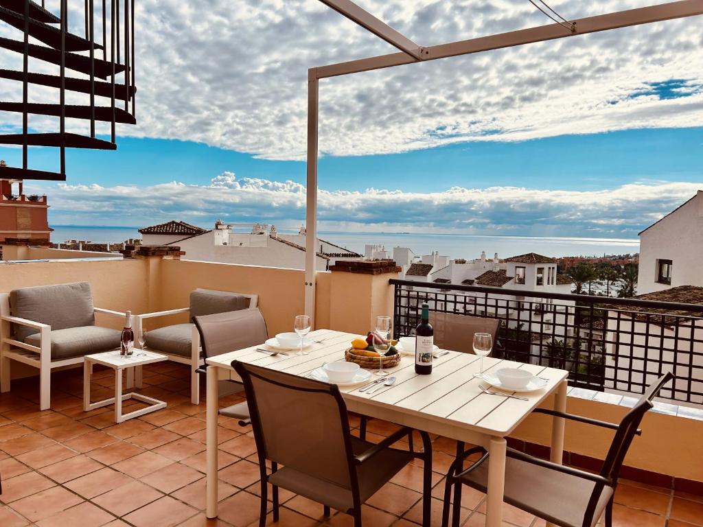 Duquesa Regent 2435 Wonderful seaviews duplex, Manilva