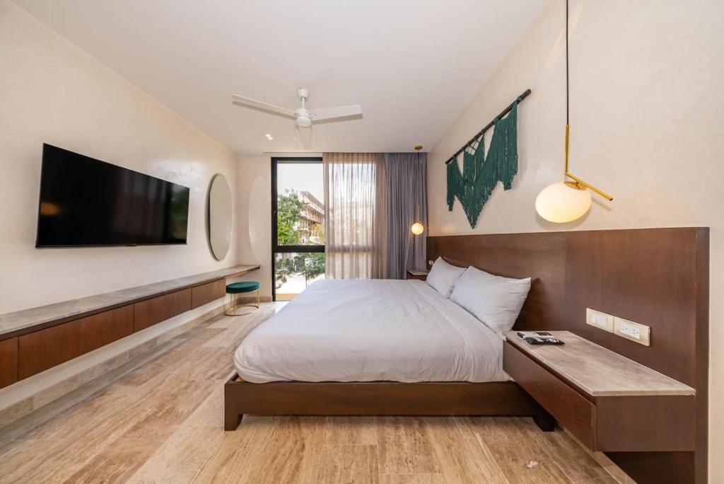 Lux 2BR with Rooftop Pool and Close to Beach - 3
