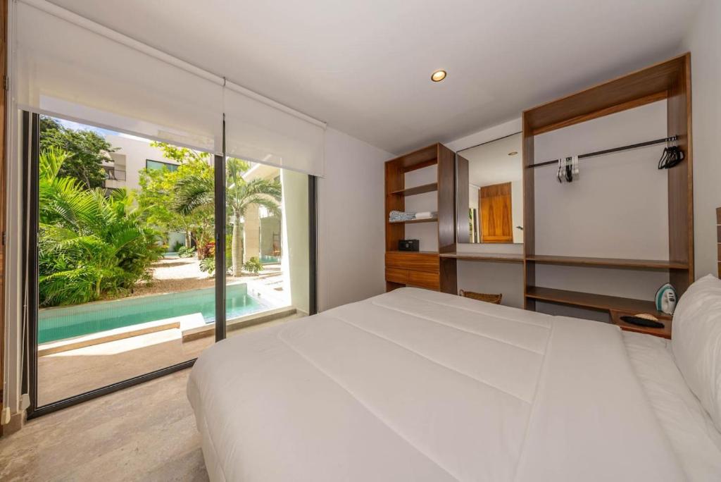 2 BR with Direct Walk-out to Pool, Sauna, and Gym - 2