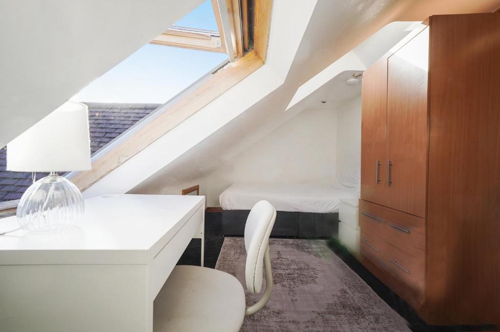 Greenford Hububb Stay, Northolt