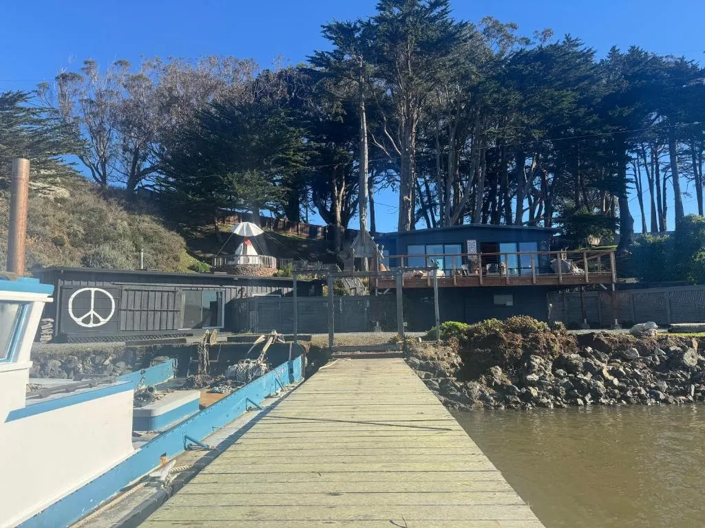 Carriage House Waterfront On Tomales Bay With Dock, hotel in Marshall