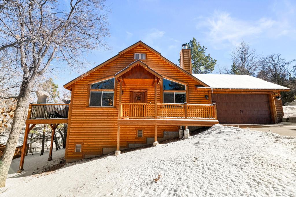 Acorn Cabin - Pool Table, Foosball, Log Cabin, Sleeps 8, Big Bear Lake