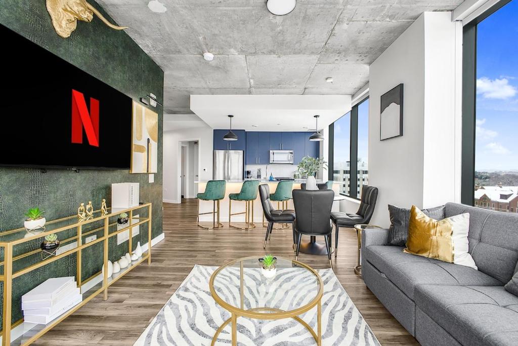 Wild & Chic Safari Suite Downtown Nashville, Nashville