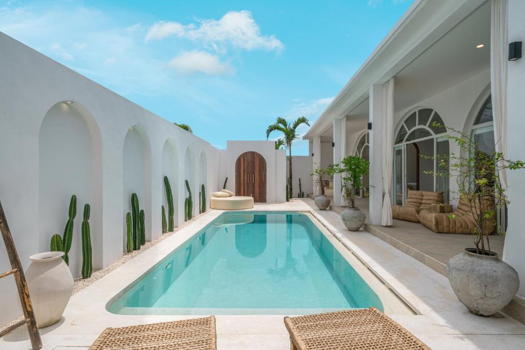 Halle - Tropical Elegance 2BR Villa - Steps from the Beach, Munggu